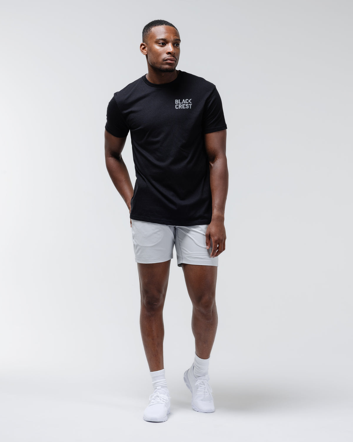 Playera Black Crest en una fotografía de estudio